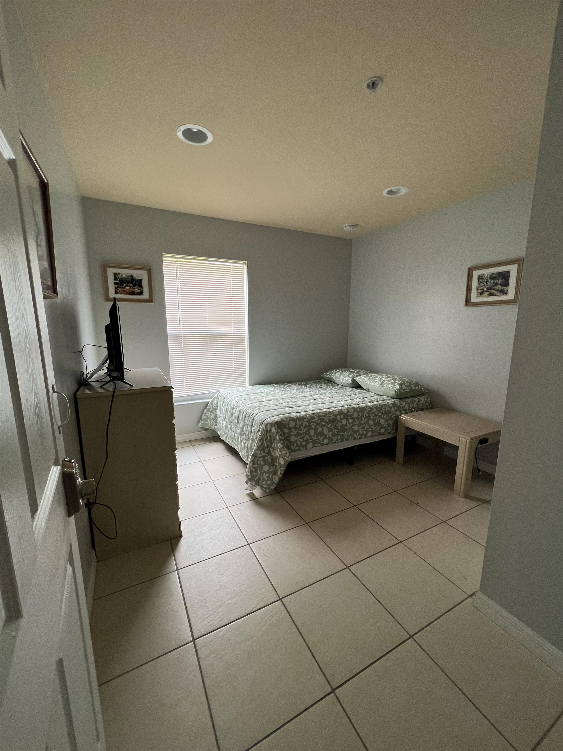 2925 Montclaire Ave - Unit B RM # 4
